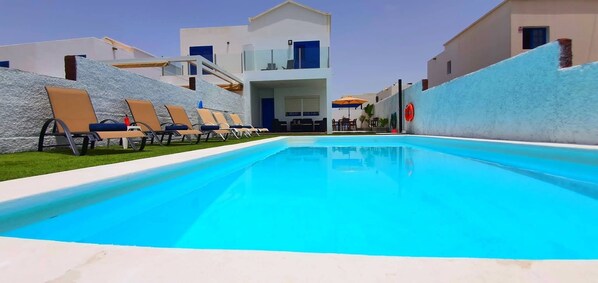 Een buitenzwembad en een verwarmd zwembad