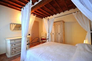 4 bedrooms, iron/ironing board, travel crib, free WiFi