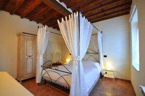 4 bedrooms, iron/ironing board, travel crib, free WiFi