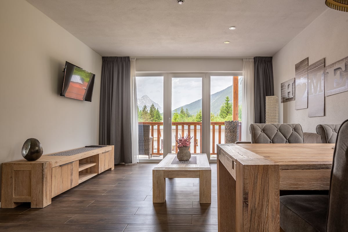 apartment, 1 bedroom (bergblick) | living room | tv, heated floors