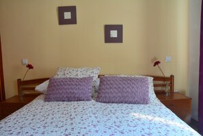 3 habitaciones, escritorio y tabla de planchar con plancha 