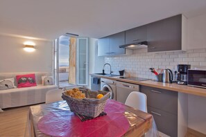 Kühlschrank, Mikrowelle, Herdplatte, Geschirrspüler