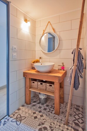 Dusche, Haartrockner, Handtücher