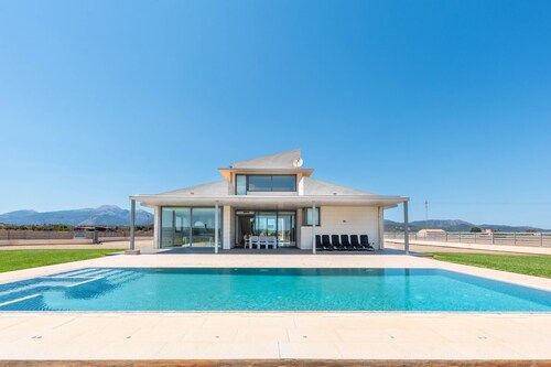 Villa with detached house, air conditioning, wifi, garden, private swimming pool