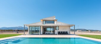 Villa with detached house, air conditioning, wifi, garden, private swimming pool