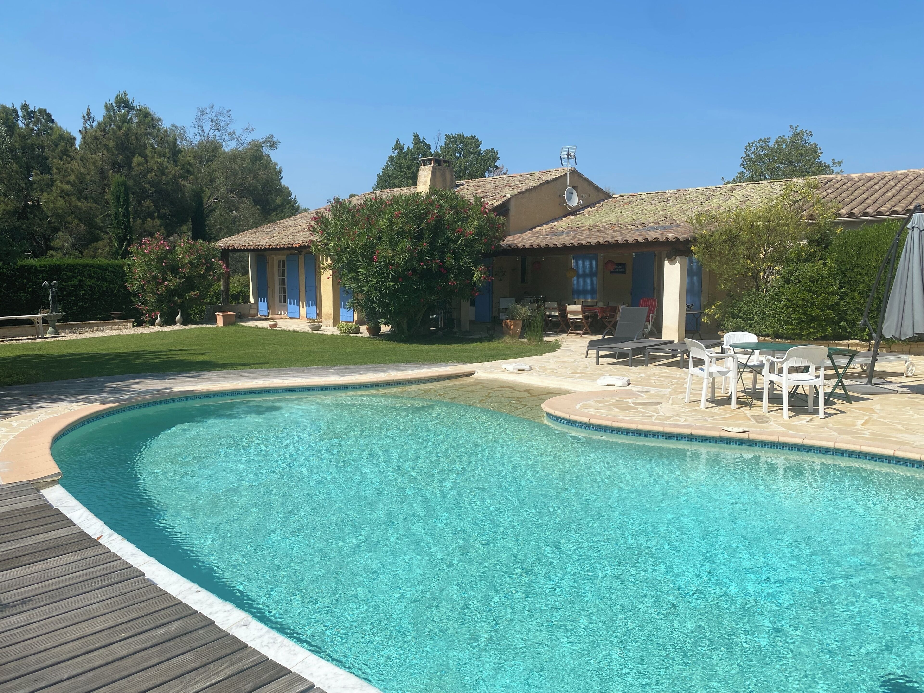 Una piscina al aire libre, una piscina climatizada