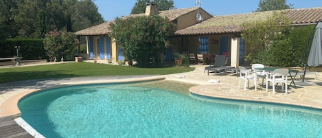 Una piscina al aire libre, una piscina climatizada