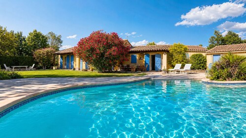 Family holiday villa with pool, large grounds and views of Mont Ventoux
