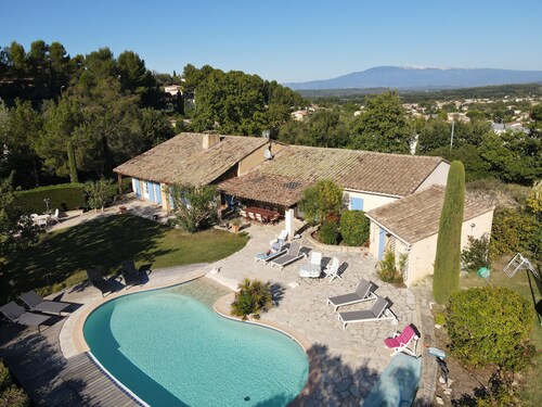 Family holiday villa with pool, large grounds and views of Mont Ventoux