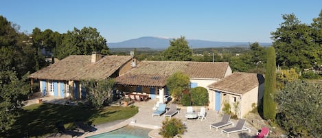 Een buitenzwembad, een verwarmd zwembad