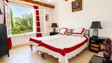 4 habitaciones, escritorio, tabla de planchar con plancha y wifi gratis