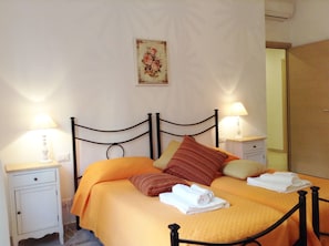 2 bedrooms, in-room safe, desk, iron/ironing board