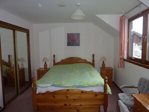 4 bedrooms, iron/ironing board, free WiFi, bed sheets - Glenelg - Detached House With Stunning Views Over the Sea to the Isle of Skye (Glenelg)