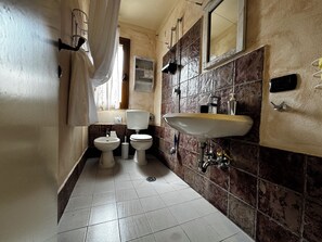 Douche, séchoir à cheveux, serviettes fournies, savon