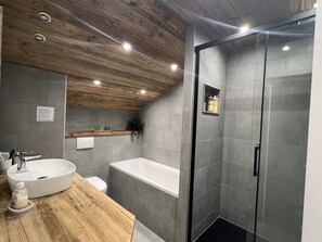 Combined shower/tub, hair dryer, towels, soap