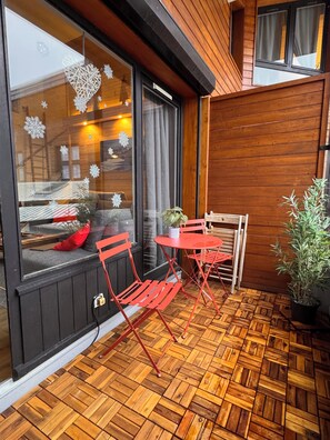 Outdoor dining - Spacious, family 3 bedroom duplex - only 50m from the ski slopes (Saint-Jean-D'aulps)