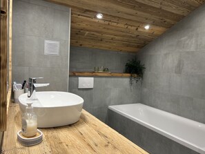 Ensemble douche/baignoire, sèche-cheveux, serviettes fournies, savon