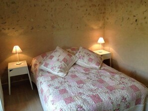 3 bedrooms, iron/ironing board, travel crib, internet
