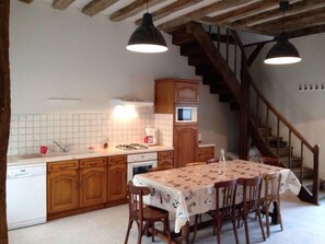 Fridge, microwave, oven, stovetop - Spacious 18th century house, Loire Valley UNESCO heritage (Amboise)