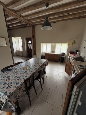 Fridge, microwave, oven, stovetop - Spacious 18th century house, Loire Valley UNESCO heritage (Amboise)