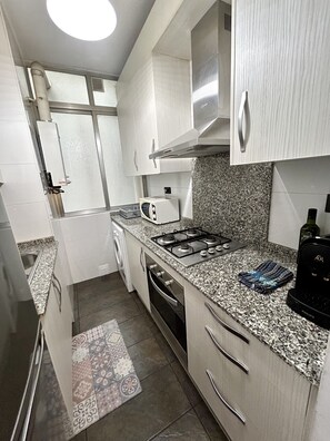 Kühlschrank, Mikrowelle, Ofen, Wasserkocher mit Kaffee-/Teezubehör