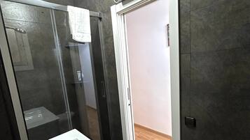 Ducha, secador de pelo, bidé y toallas