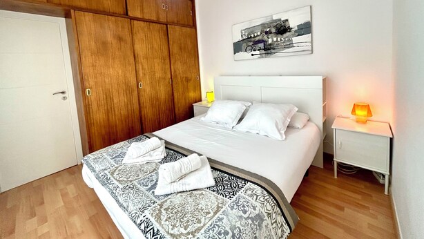 A neatly arranged bedroom with a bed, bedside tables, a wardrobe, and a wall-mounted artwork. - Parking available. Pets accepted. Subway nearby. Near the Sagrada Familia (Barcelona)