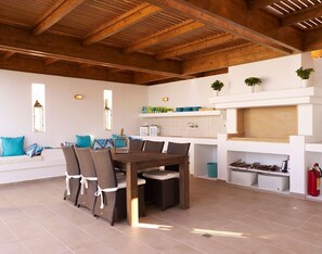 تناول الطعام بالخارج