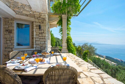 Nouvelle maison grand comfort en colline avec superbe vue sur mer et piscine.
