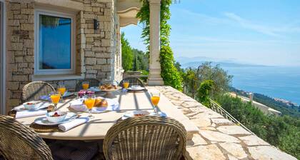 Nouvelle maison grand comfort en colline avec superbe vue sur mer et piscine.