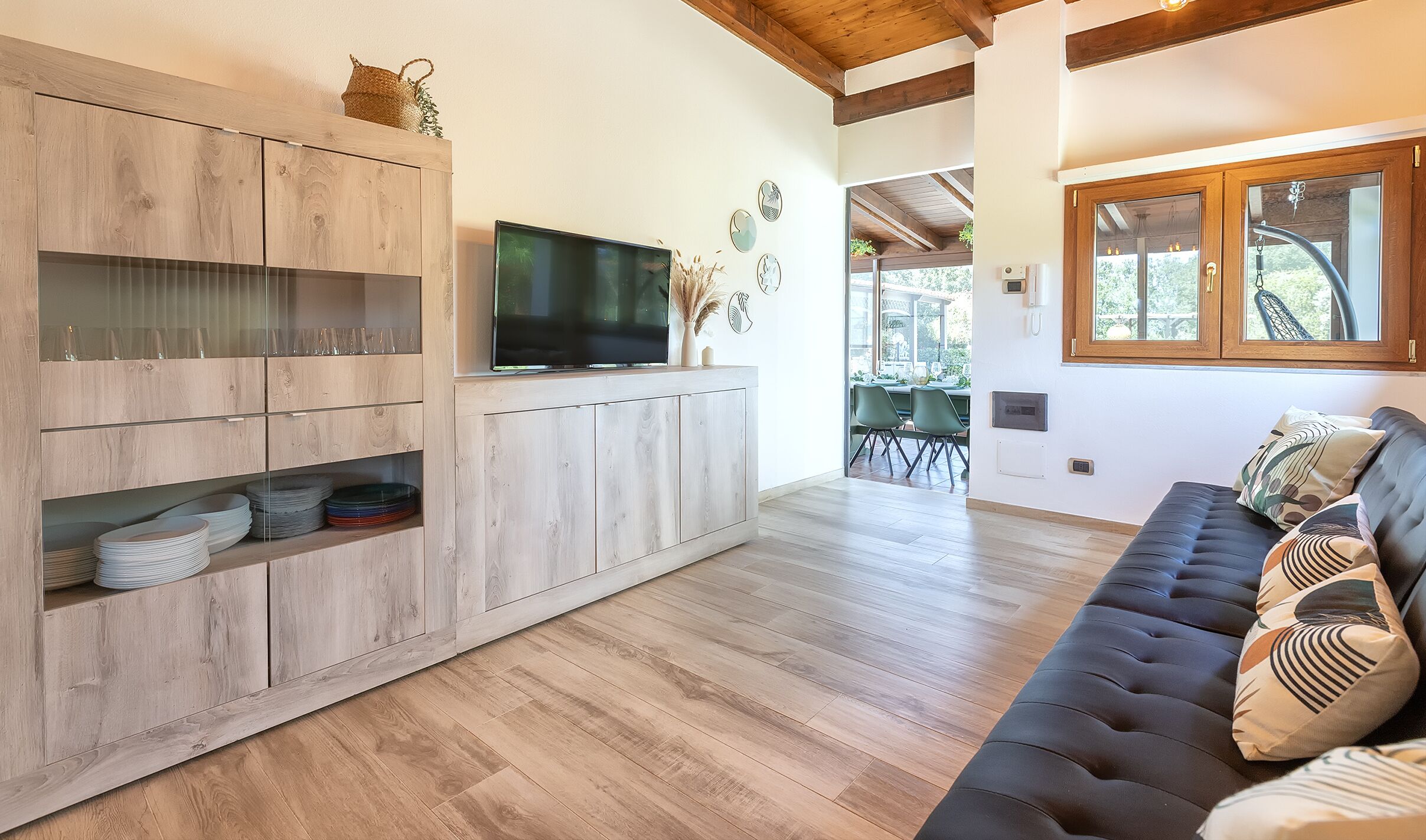 Smart TV, tavolo da ping pong, libri, studio