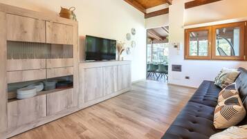 Smart TV, tavolo da ping pong, libri, studio