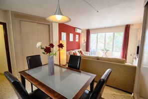 Televisie, een dvd-speler, boeken en een filmbibliotheek