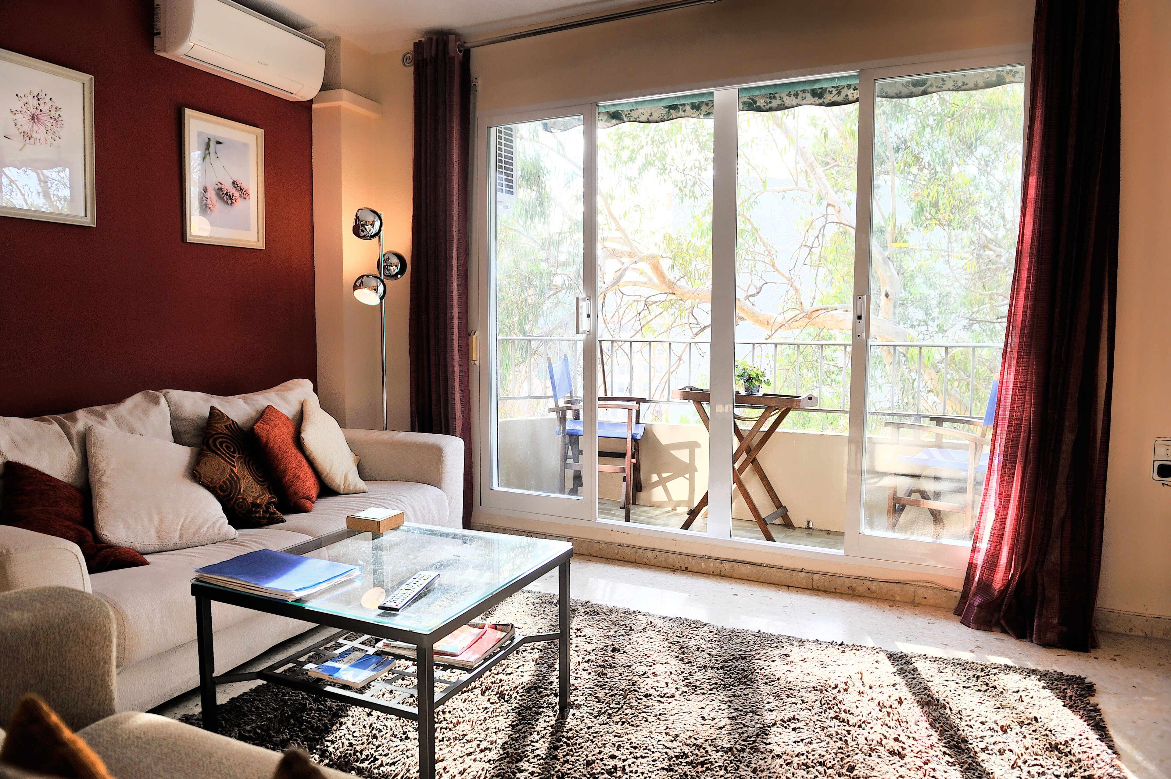 Fernseher, DVD-Player, Bücher, Videothek