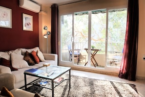 TV, DVD-spiller, bøker og filmbibliotek