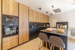 Jääkaappi, mikroaaltouuni, uuni, liesi