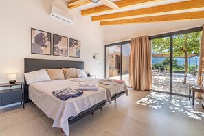 4 makuuhuonetta, työpöytä, silitysrauta/-lauta, vauvan matkasänky