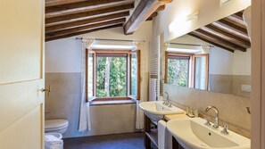 Badewanne, Haartrockner, Bidet, Handtücher
