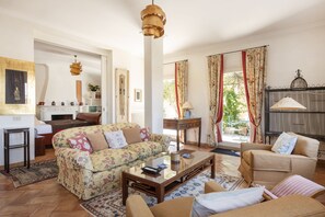 Smart TV, DVD player, books, stereo