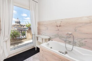 Combined shower/tub, hair dryer, bidet, towels