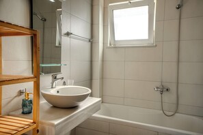 Badewanne, Haartrockner, Handtücher, Seife