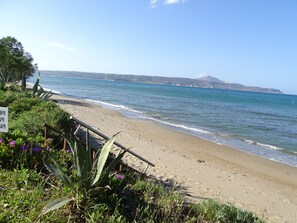 On the beach, sun loungers - Arena - Beach Villa - - Wifi- Sleep 4 - Sea view - Direct access to beach (Kalyves)