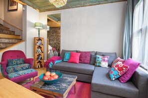 Books, video library, stereo - Historical 3 storey house in Old Istanbul, recently restored, comfortable stay! (Istanbul)