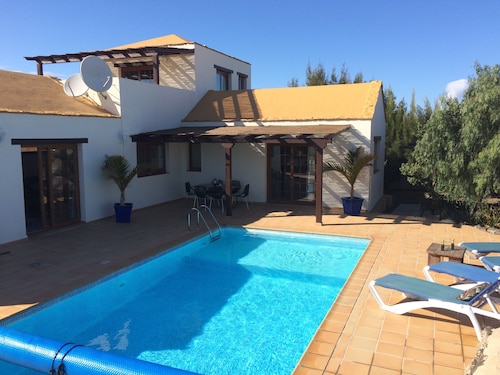 Luxe isolé villa avec grande piscine privée chauffée et WiFi.