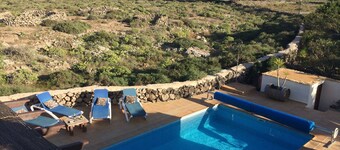 Peaceful secluded Villa With Large Heated Private Pool And Wifi