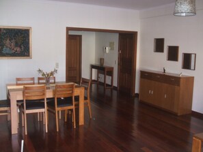 Dining - Large three bedroom by the seaside promenade (Funchal)