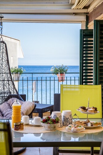 Splendid Apartment entirely on the sea- Free Wi-Fi- Terrace 