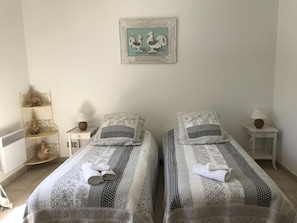 4 habitaciones, tabla de planchar con plancha y cuna de viaje