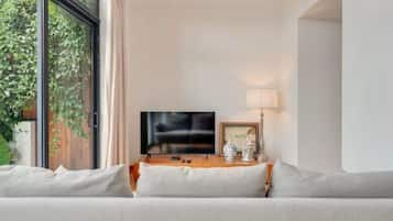 Smart TV, reproductor de DVD, libros y biblioteca musical