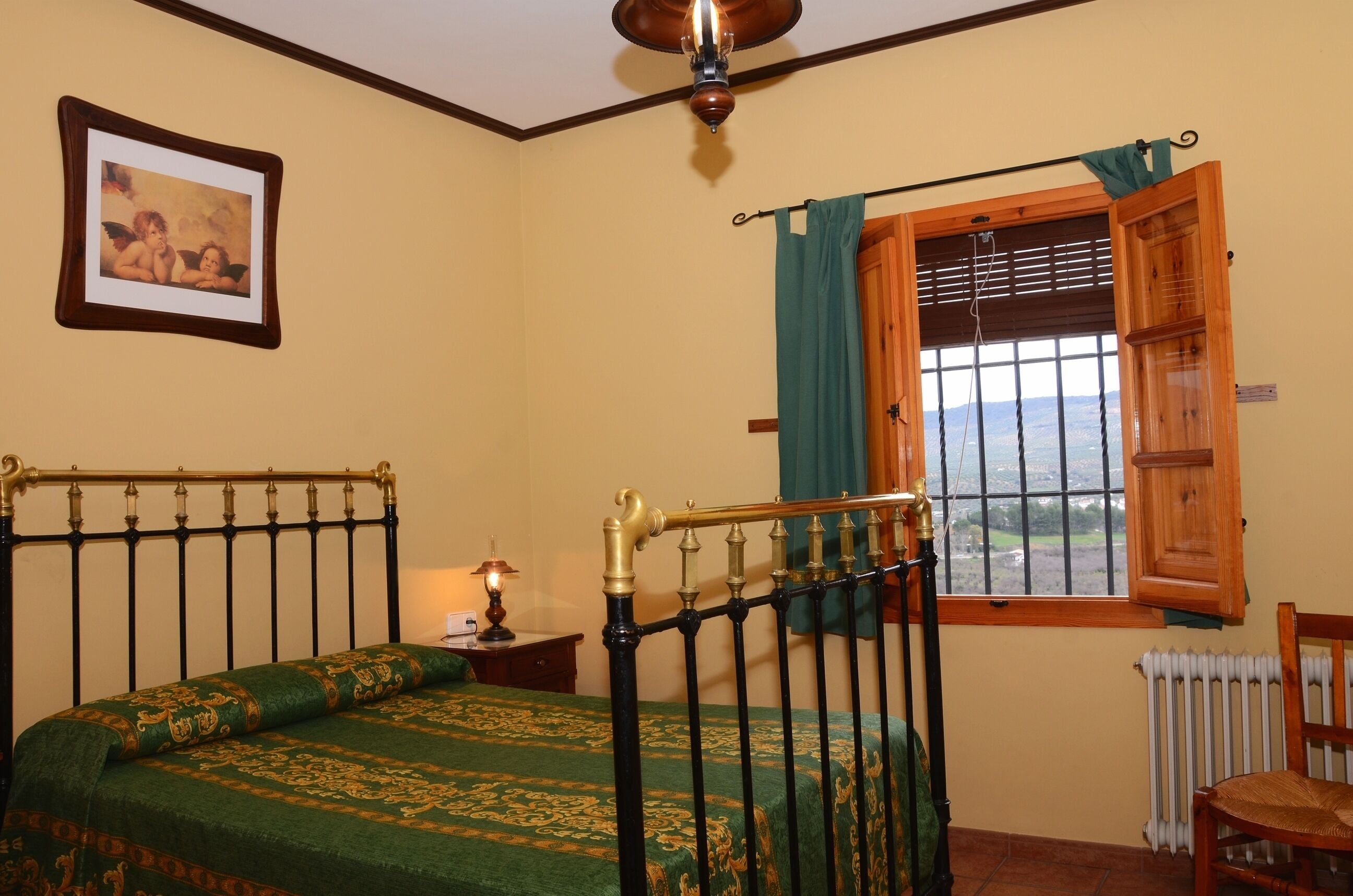 5 bedrooms, iron/ironing board, WiFi, bed sheets